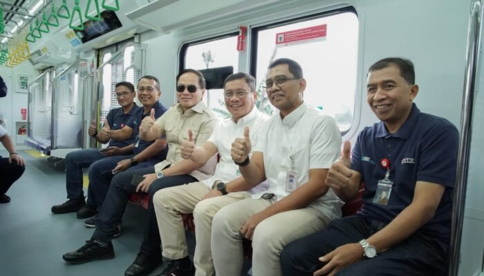 Wamen BUMN Tinjau Uji Coba KRL Produksi INKA di Lintas Yogyakarta