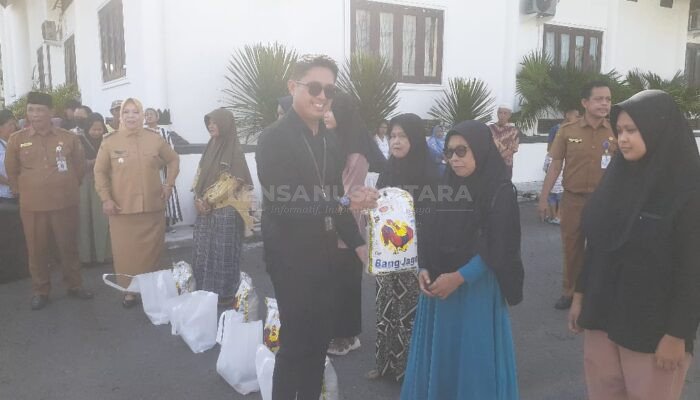 Bank Kalteng Gratiskan Paket Sembako di Pasar Penyeimbang Kotawaringin Barat