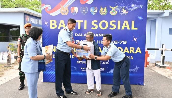 Tebar Kebaikan di Bulan Ramadan, TNI AU Raden Sadjad Natuna Bagikan Sembako dan Takjil