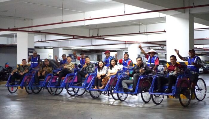 Aston Hotel: Wisata Becak Nostalgia di Madiun, Hadir dengan Konsep CSR
