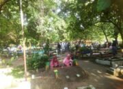 Usai Salat Idul Fitri, Warga Rembang Ramai Ziarah Kubur