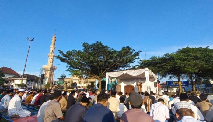 ‎Sholat Idul Fitri bersama Pemda Banjarnegara, Ribuan Jamaah Memadati Alun-alun Sejak Pagi Buta
