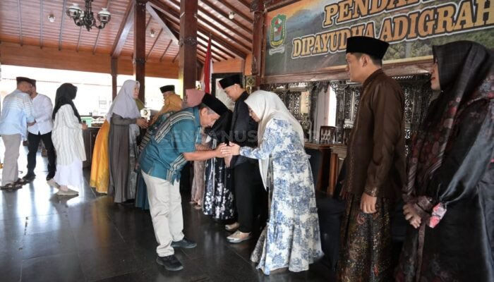 ‎Bupati Banjarnegara Gelar Open House, Ratusan Masyarakat Padati Pendopo Dipayudha Adigraha‎