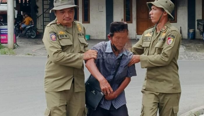 Razia Pengamen dan PMKS, Satpol PP Jember Amankan Enam Orang di Persimpangan Lampu Merah