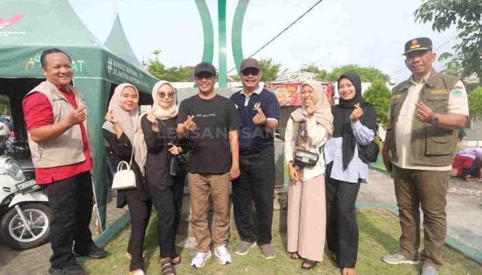 Sapa PKL Food Colony, Pj Bupati Pamekasan Beli Dagangan Pedagang