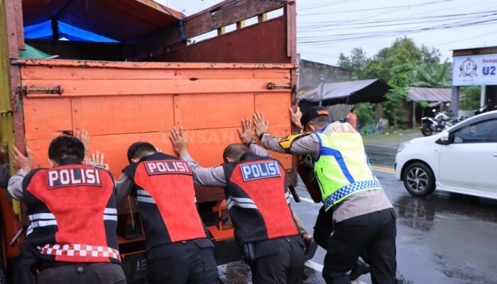 Kapolres Madiun Turun Langsung Atur Arus Balik di Tengah Hujan dan Bantu Dorong Truk Mogok