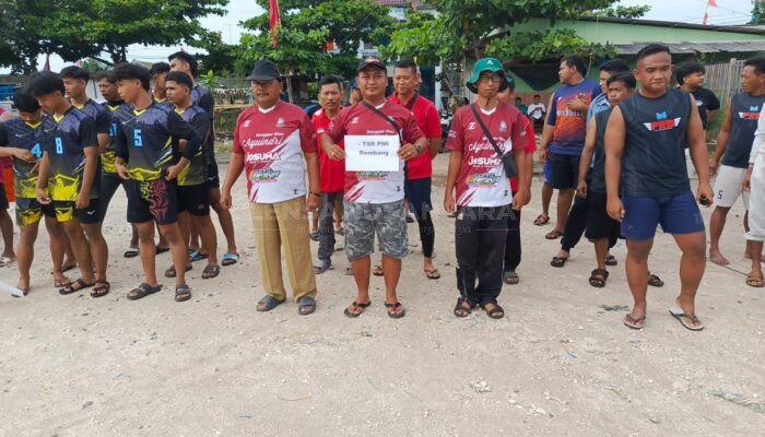 Serunya Festival Lomba Dayung Perahu Naga di Tasikagung Rembang