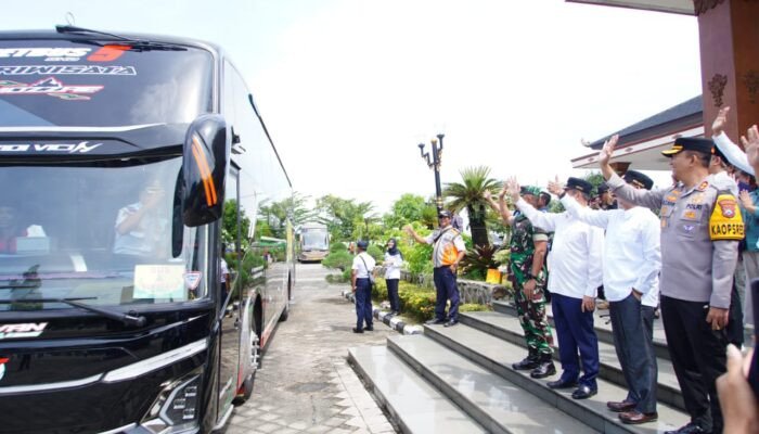 Bupati Madiun dan Wabup Lepas Keberangkatan 9 Armada Bus Balik Gratis 2025