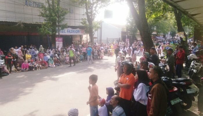 Warga Rembang Antusias Tonton Kirab Sedekah Laut Desa Tasikagung