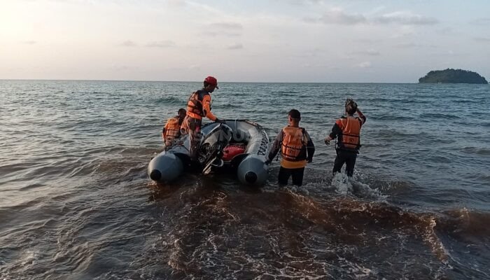 Seorang Wisatawan Diduga Hilang di Perairan Mandalika, BPBD Jepara Lakukan Pencarian