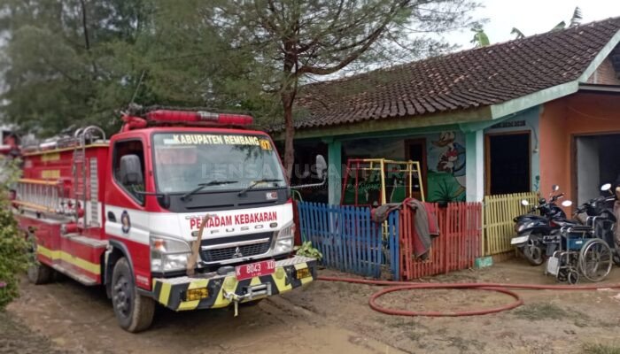 Tim Sukarelawan PMI Rembang Bantu Korban Banjir di Desa Tireman