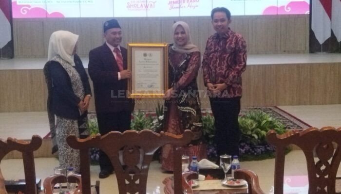 Ketua TP PKK Raih Tanda Kehormatan dari PPNI dan IBI Jember, Ternyata Ini Alasannya