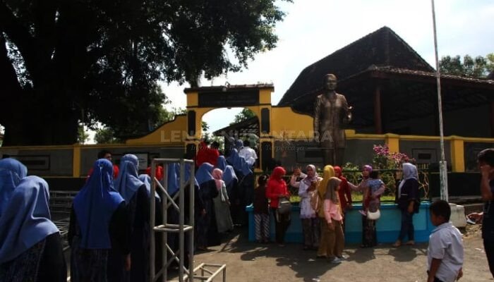 Pelajar hingga Pejabat Ziarah dan Tabur Bunga ke Makam RA Kartini Rembang