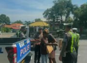Polisi di Situbondo Berbagi Makanan Siap Saji Kepada Pejuang Jalanan
