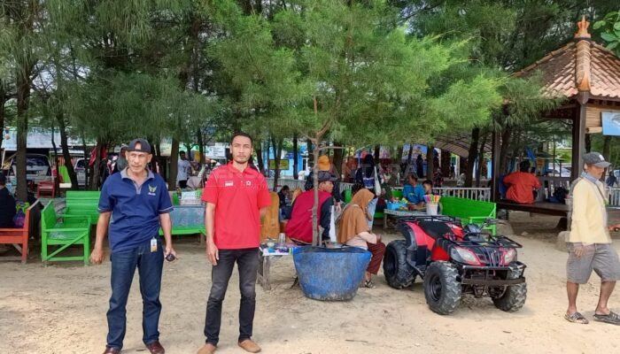 Libur Akhir Pekan, Relawan PMI Rembang Siaga di Pantai KJB