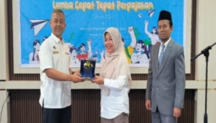 Kepala Bapenda Kampar Serahkan Penghargaan Pemenang Lomba Cepat Tepat Perpajakan