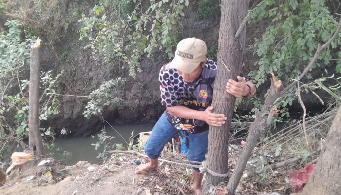 Nahas..!! Truk Parkir Terjun ke Sungai Pintu Satu Kotakan Situbondo