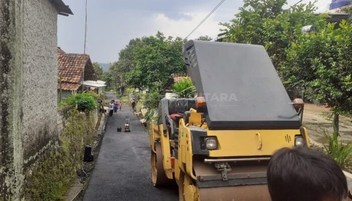 Pemdes Wanawali Purwakarta Gelar Pembangunan Peningkatan Jalan Desa dengan Hotmix