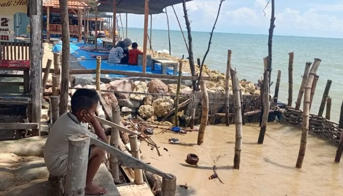 Gegara Abrasi Pantai Caruban Rembang, Wisatawan Sepi, Omzet Pedagang Turun Drastis