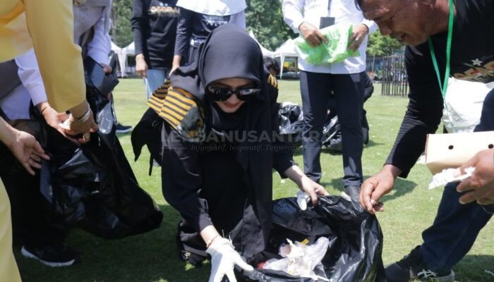Ning Marisa Pimpin Aksi Bersih-bersih Sampah di Alun-alun Kota Kraksaan