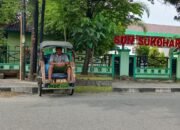 Melihat Nasib Tukang Becak di Rembang yang Semakin Tergusur