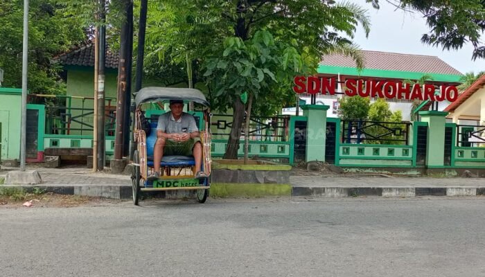 Melihat Nasib Tukang Becak di Rembang yang Semakin Tergusur