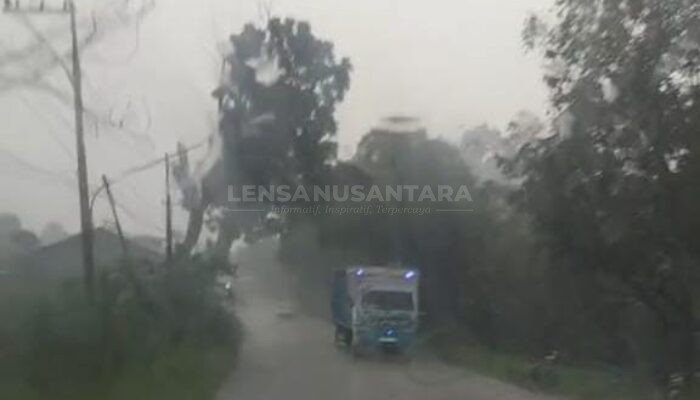 Hujan Deras Disertai Petir di Jepara Mengakibatkan Listrik Padam