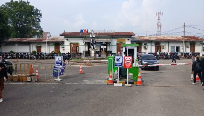 Dilema, PT KAI Serahkan Pengelolaan Parkir Stasiun Purwakarta kepada RMU, Belasan Jukir Lokal Terlantar