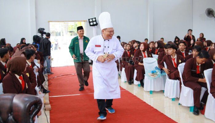 Keren..!! Kepala SMKN 2 Bondowoso Cosplay Chef di Pelepasan Siswa dan Bagikan Langsung Ijazah Gratis 