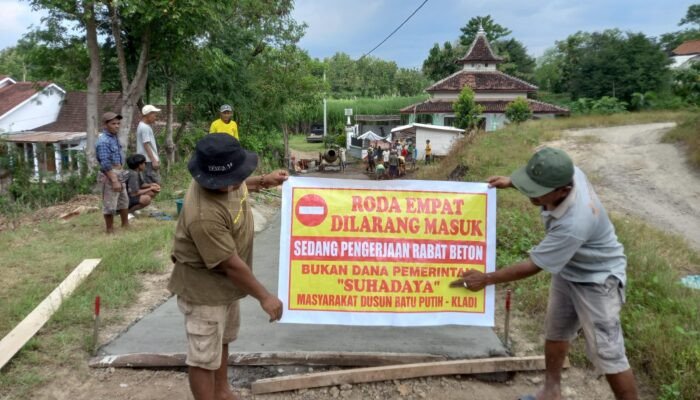 Warga Kladi Cermee Bondowoso Urunan Perbaiki Jalan Rusak, Pemerintah Diharap Turun Tangan