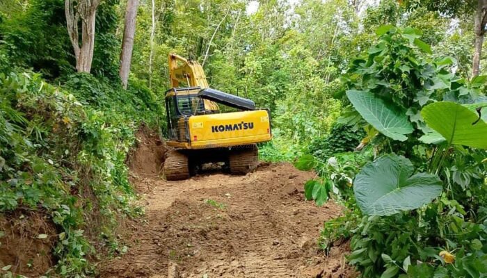 Pemdes Padang Jati Buka Badan Jalan Sentra Pertanian Sepanjang 1.500 Meter