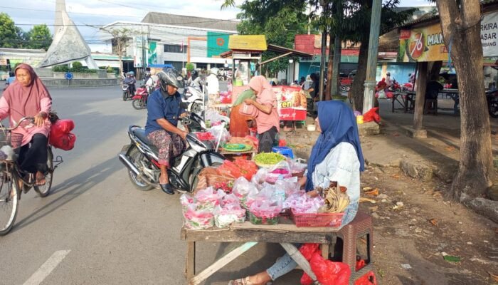 Berkah Pedagang Bunga Didepan Pasar Kota Rembang, Jelang Ziarah Kubur