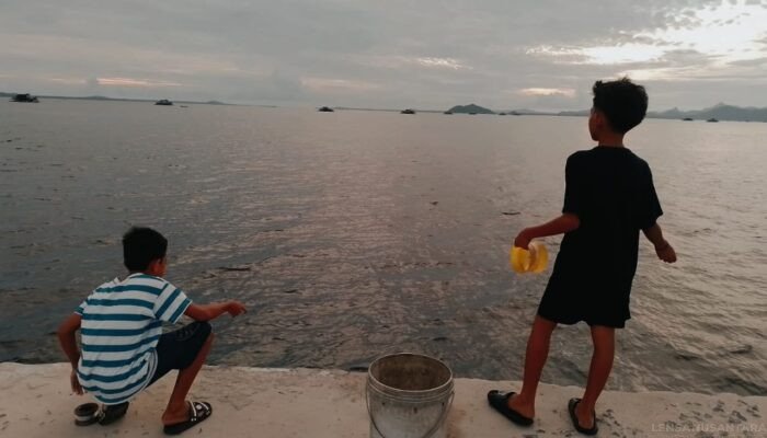 Libur Akhir Pekan, Memancing Pilihan Anak-anak di Kepulauan Natuna