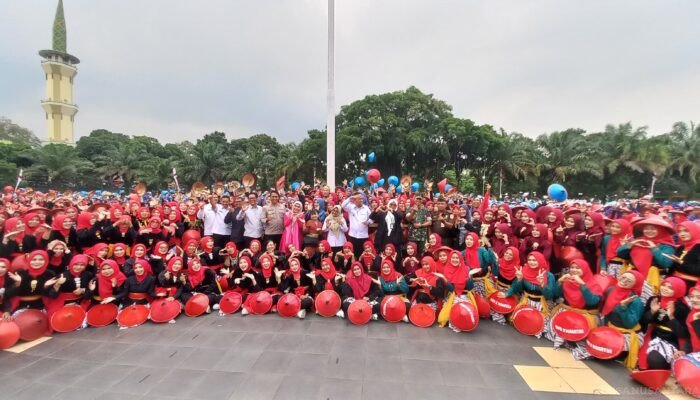 Ribuan Siswa dan Guru Senam dan Tari Masal di Puncak Peringatan Hardiknas 2025 Kabupaten Magetan