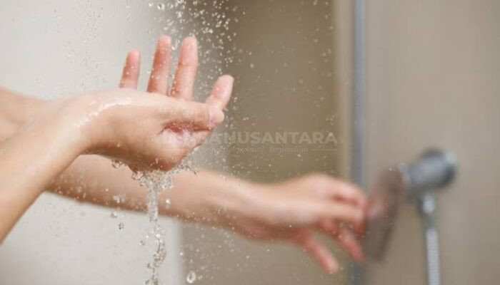 7 Manfaat Mandi Subuh bagi Kesehatan: Bikin Tubuh Segar dan Pikiran Fokus Seharian