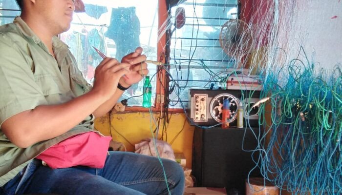 Enggan Dimakan Zaman, Pemuda Rembang Lestarikan Pembuatan Jaring Ikan Tradisional