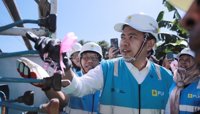 Terobosan Bupati Jember Warga Bandealit Terima Bantuan Pemasangan Tiang Listrik