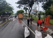 Menghindari Bus, Truk Muat Teh Botol Terguling di Ruas Jalan Pasar Banggi Rembang