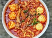 Nikmati Sensasi Seblak Ala Korea dari Street Food Mallewa di Lapangan Pantai Merpati Bulukumba