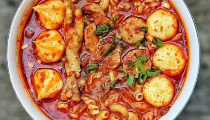 Nikmati Sensasi Seblak Ala Korea dari Street Food Mallewa di Lapangan Pantai Merpati Bulukumba