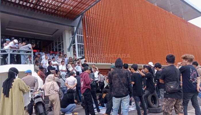 Ratusan Warga Desa Benteng Malewang Gelar Aksi Unjuk Rasa di Kantor Dinas PMD dan Inspektorat Bulukumba