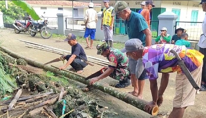 Koramil 2506 Padaherang Karya Bakti Bangun Jembatan Sementara dari Bambu