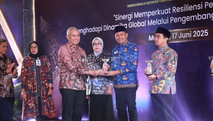 Walikota Wahyu Hidayat Terima Penghargaan TP2DD, Kota Malang Tercepat Terapkan KKPD
