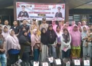 Hari Bhayangkara, Polsek Singingi Bagikan Sembako pada Lansia
