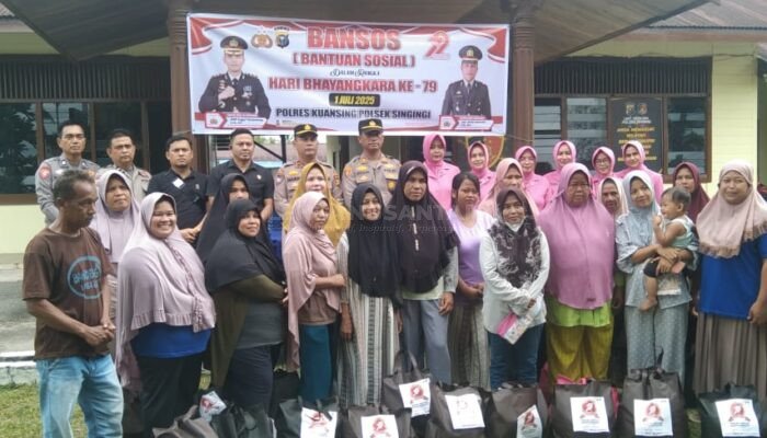 Hari Bhayangkara, Polsek Singingi Bagikan Sembako pada Lansia