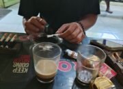 Tradisi Minum Kopi Lelet, Sambil Membatik Rokok di Rembang