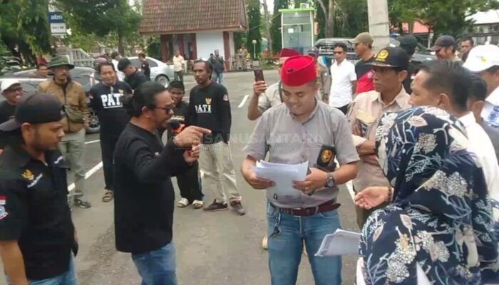 Lembaga PATI Gelar Aksi Unjuk Rasa di DPRD Bulukumba, Soroti Proyek Pantai Merpati dan Tambang Ilegal