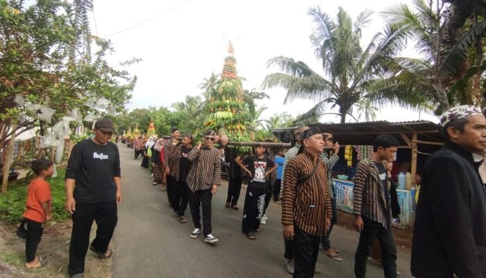 ‎Sejarah Tercipta di Desa Masaran Banjarnegara, 16 Gunungan Diarak Dalam Ruwat Bumi