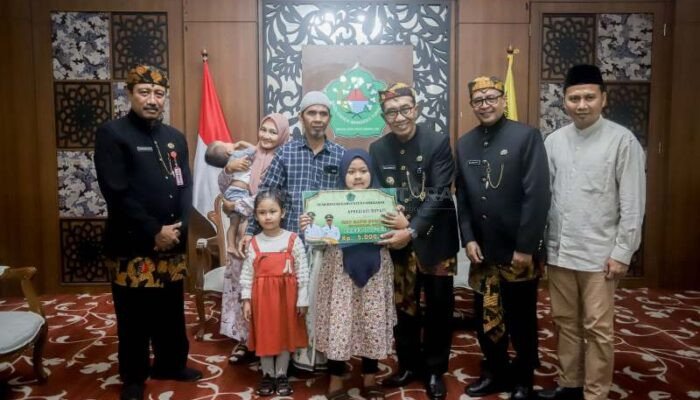 Bupati Pamekasan Berikan Penghargaan untuk Izzy Penghafal Al Qur’an 30 Juz