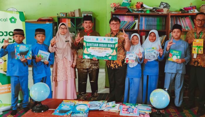 Dukung Literasi Anak, APICAL Salurkan Ratusan Buku ke Tiga Sekolah Dasar di Dumai